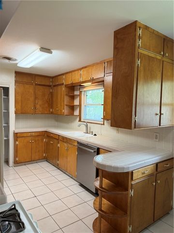 525 Grant Pl, Corpus Christi, TX 78411