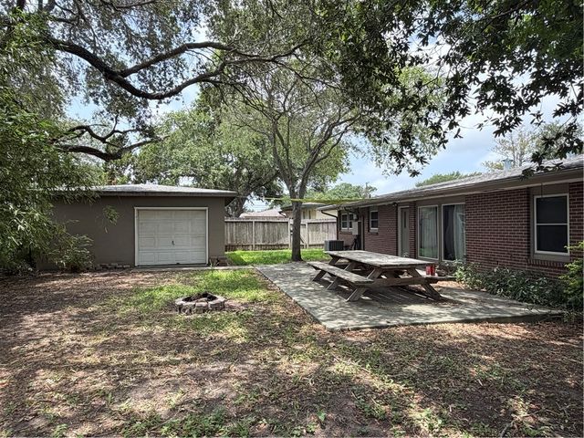 525 Grant Pl, Corpus Christi, TX 78411