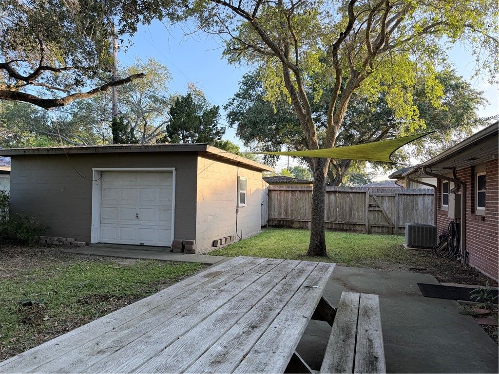 525 Grant Pl, Corpus Christi, TX 78411 — photo 3