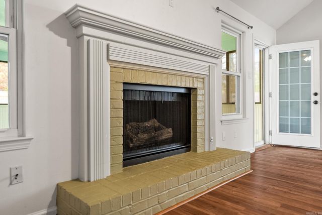 29 Oak Forest Dr, Maumelle, AR 72113