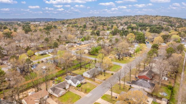 29 Oak Forest Dr, Maumelle, AR 72113