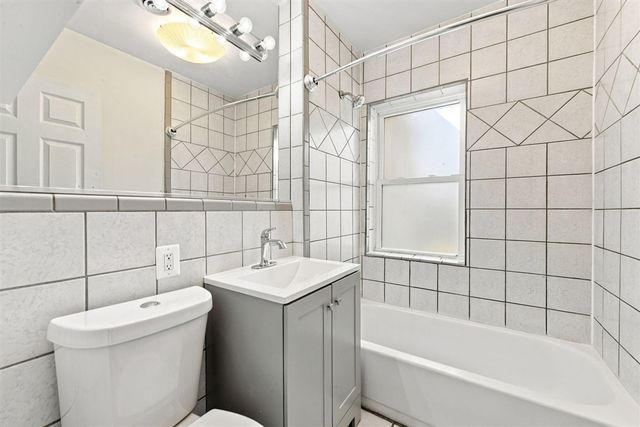 118 Dekalb Street, Walled Lake, MI 48390