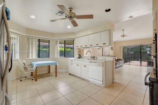 7451 NW 40th St, Lauderhill, FL 33319