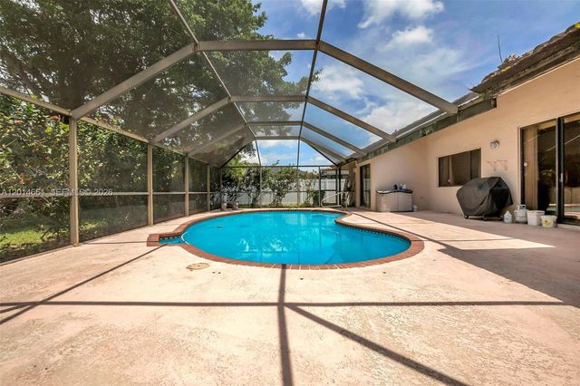 7451 NW 40th St, Lauderhill, FL 33319