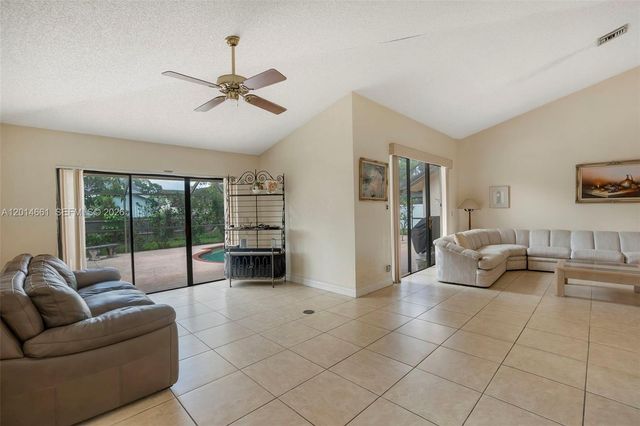 7451 NW 40th St, Lauderhill, FL 33319