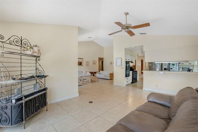 7451 NW 40th St, Lauderhill, FL 33319