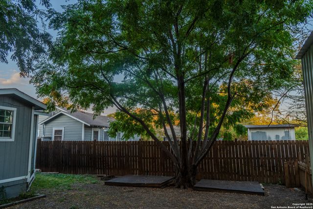 1506 W Wildwood Dr, San Antonio, TX 78201