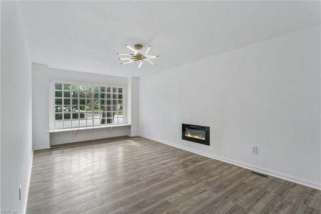 682 Village Green Parkway PW, Newport News, VA 23602