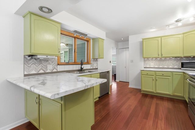 N1914 Wedgewood DRIVE, La Crosse, WI 54601