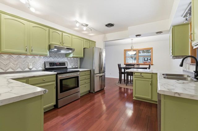 N1914 Wedgewood DRIVE, La Crosse, WI 54601