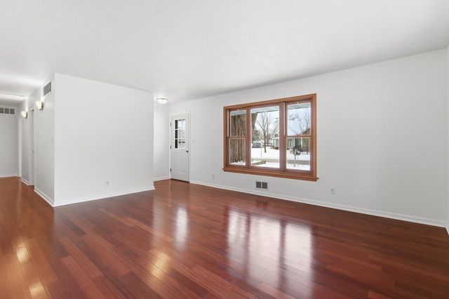 N1914 Wedgewood DRIVE, La Crosse, WI 54601