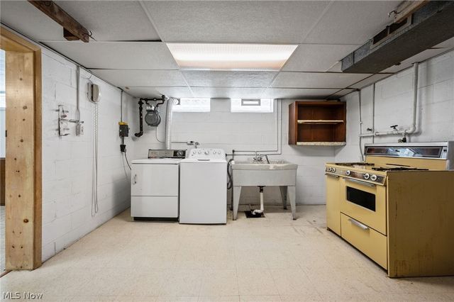 1226 Golden Gate Boulevard, Mayfield Heights, OH 44124