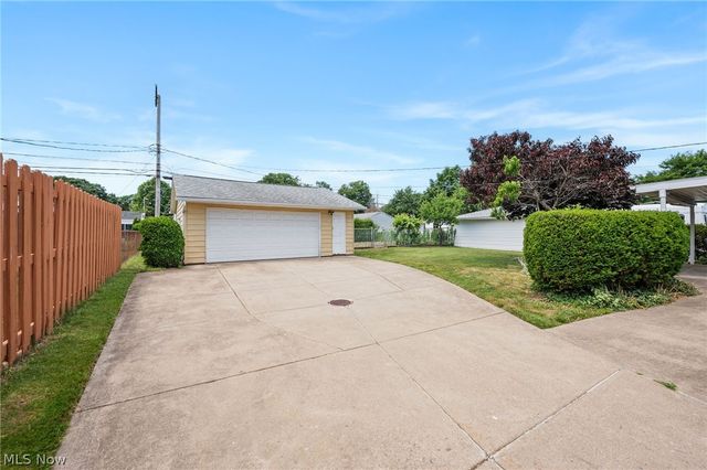 1226 Golden Gate Boulevard, Mayfield Heights, OH 44124