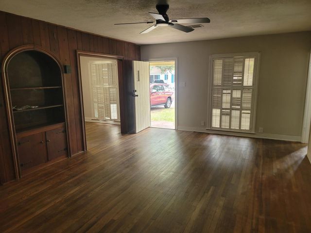 911 N Ashbel Street, Baytown, TX 77520