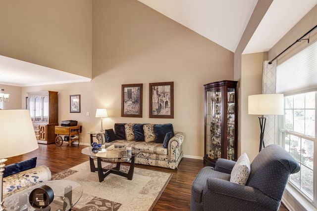 1080 Victoria Drive, Fox River Grove, IL 60021