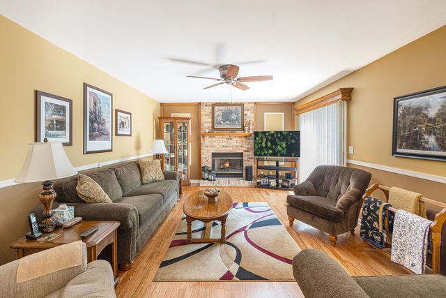 1080 Victoria Drive, Fox River Grove, IL 60021