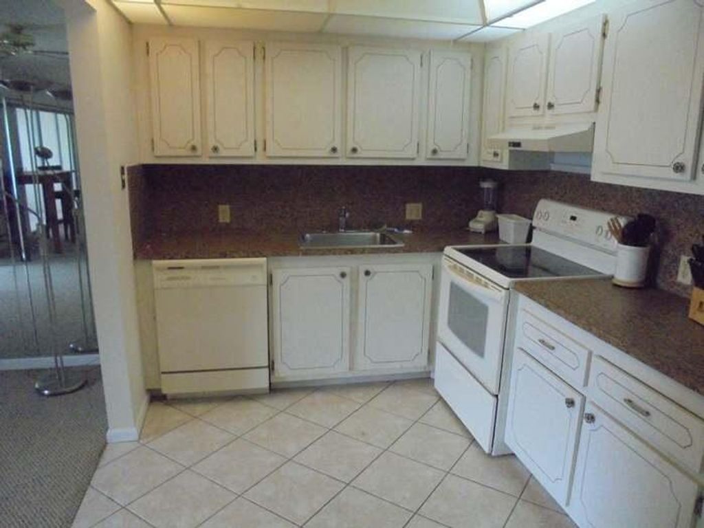 Image 3 of property listing at 246 Fanshaw F, Boca Raton, FL 33434