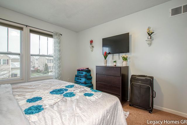 5868 Kiverton Ridge Drive Se, City Of Kentwood, MI 49508