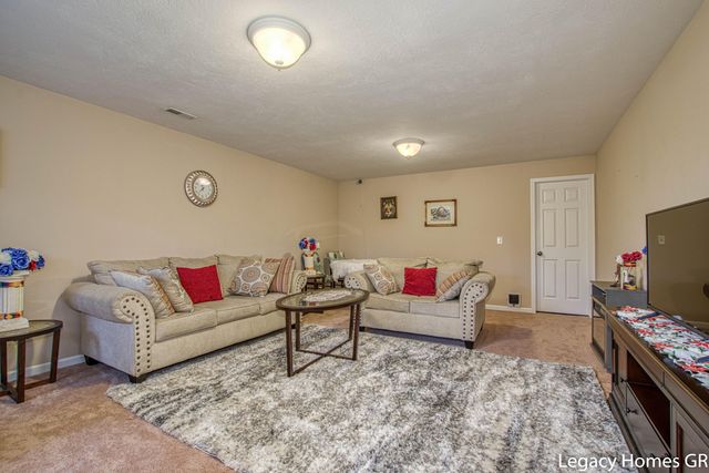 5868 Kiverton Ridge Drive Se, City Of Kentwood, MI 49508