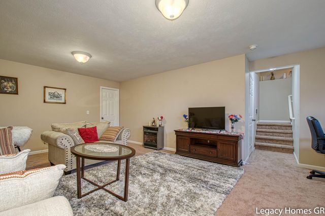 5868 Kiverton Ridge Drive Se, City Of Kentwood, MI 49508