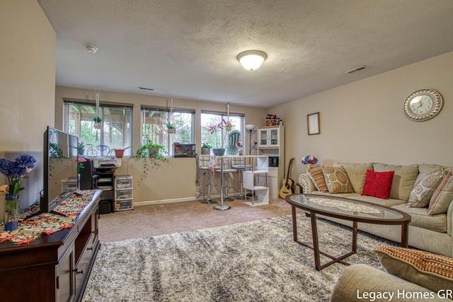 5868 Kiverton Ridge Drive Se, City Of Kentwood, MI 49508