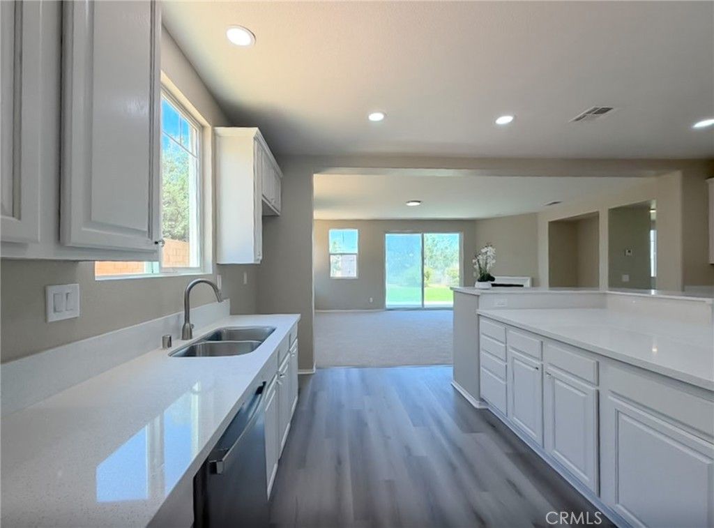 Image 7 of property listing at 6727 Miramar Lane, Palmdale, CA 93551
