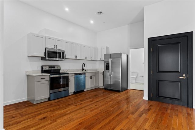 280 Essex Street 302, Lawrence, MA 01840