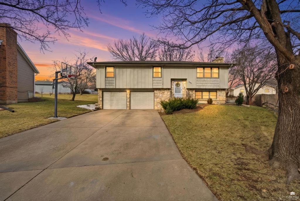 2121 Fox Meadows, Manhattan, KS 66503