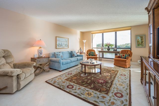 5188 Woodland Lakes Drive 335, Palm Beach Gardens, FL 33418