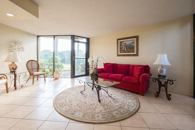 5188 Woodland Lakes Drive 335, Palm Beach Gardens, FL 33418