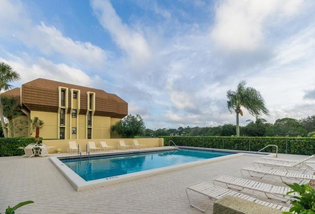 5188 Woodland Lakes Drive 335, Palm Beach Gardens, FL 33418