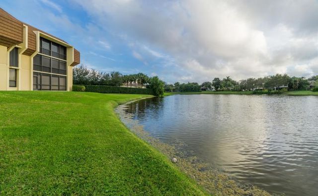 5188 Woodland Lakes Drive 335, Palm Beach Gardens, FL 33418