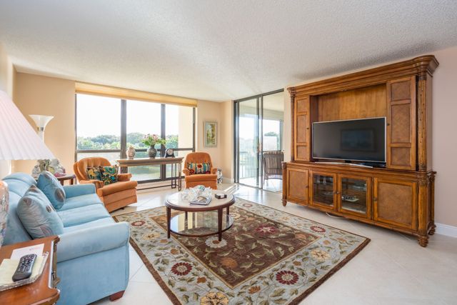 5188 Woodland Lakes Drive 335, Palm Beach Gardens, FL 33418
