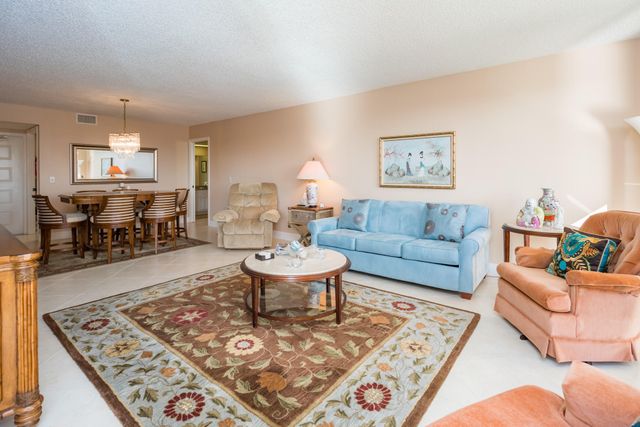 5188 Woodland Lakes Drive 335, Palm Beach Gardens, FL 33418