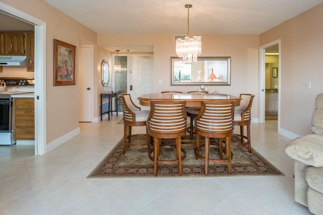 5188 Woodland Lakes Drive 335, Palm Beach Gardens, FL 33418