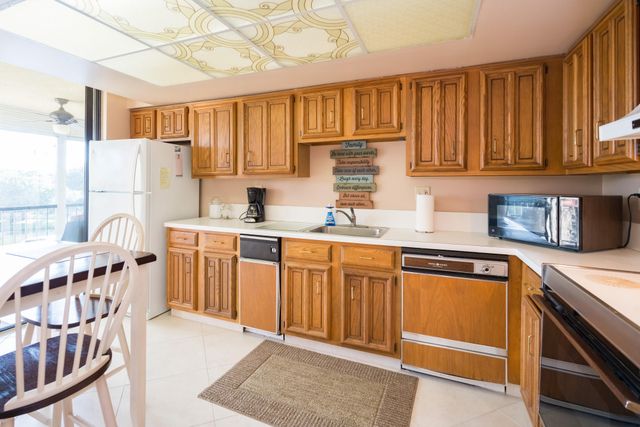 5188 Woodland Lakes Drive 335, Palm Beach Gardens, FL 33418