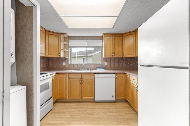 608 FAIRWAYS CIRCLE B, Ocala, FL 34472