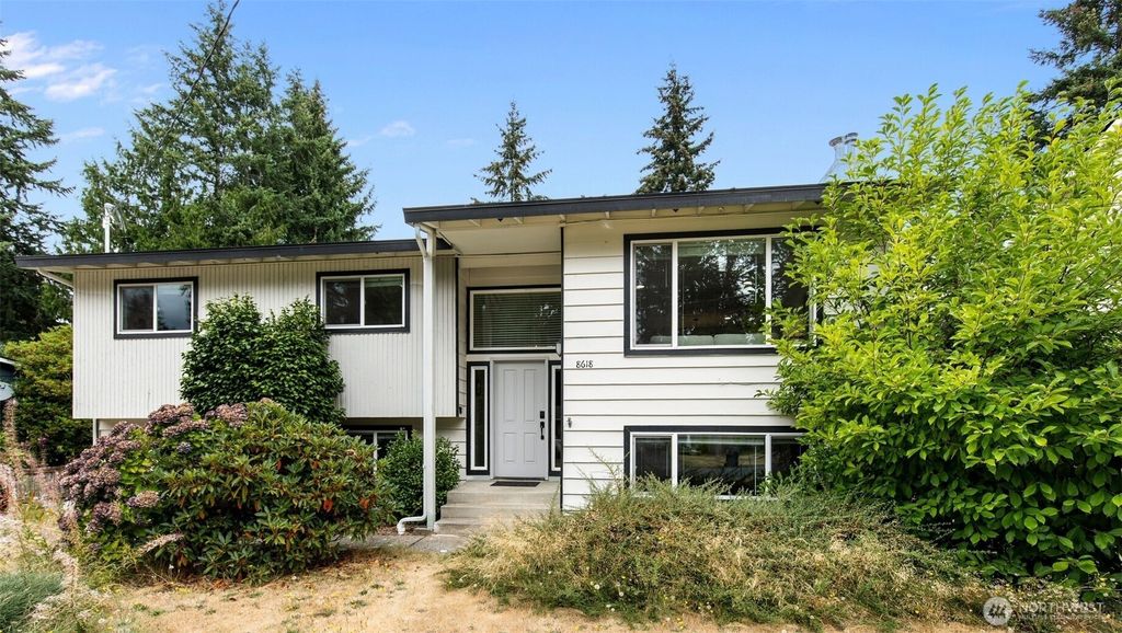 8618 NE 137th Street, Kirkland, WA 98034