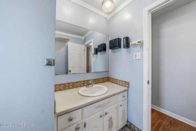 7508 Pimlico Dr, Louisville, KY 40214