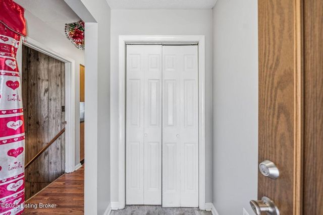 7508 Pimlico Dr, Louisville, KY 40214