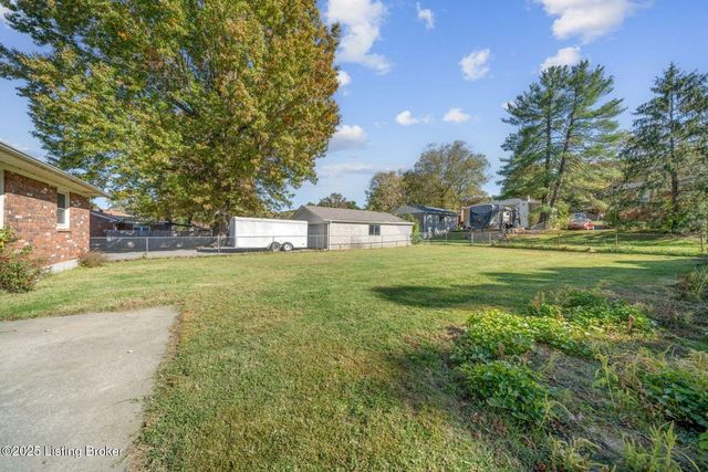 7508 Pimlico Dr, Louisville, KY 40214