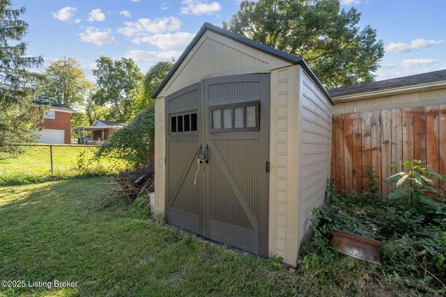 7508 Pimlico Dr, Louisville, KY 40214