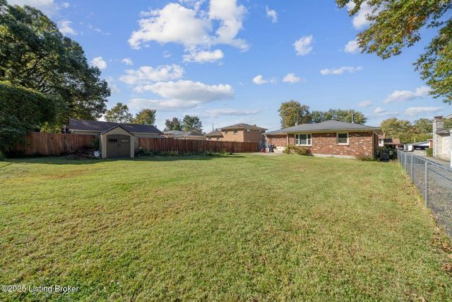 7508 Pimlico Dr, Louisville, KY 40214