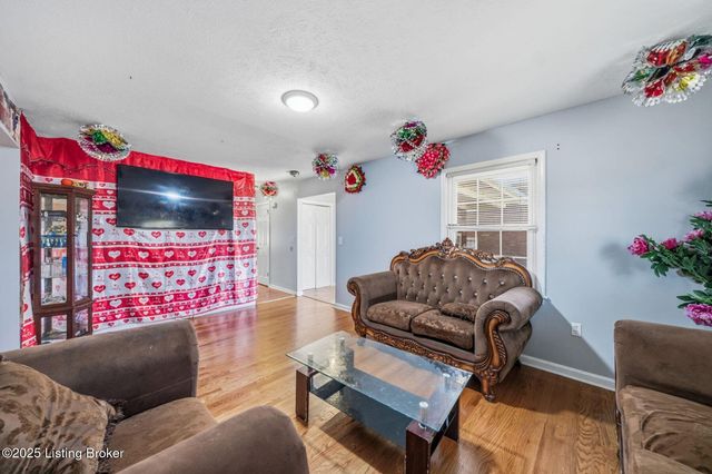 7508 Pimlico Dr, Louisville, KY 40214