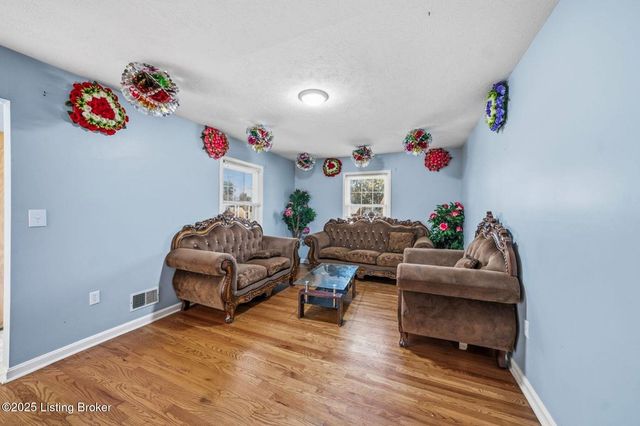 7508 Pimlico Dr, Louisville, KY 40214