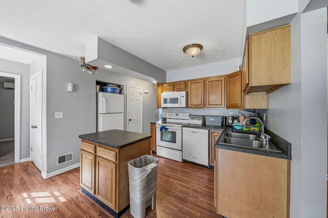 7508 Pimlico Dr, Louisville, KY 40214