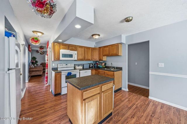 7508 Pimlico Dr, Louisville, KY 40214