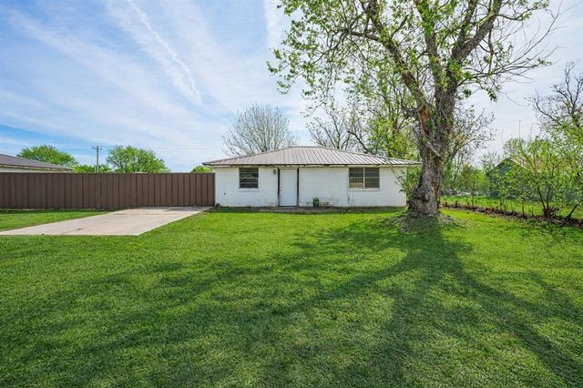 102 SE 1st Street, Tuttle, OK 73089