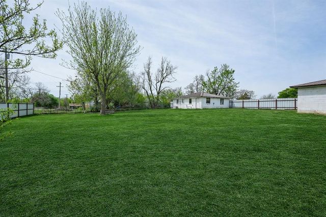102 SE 1st Street, Tuttle, OK 73089