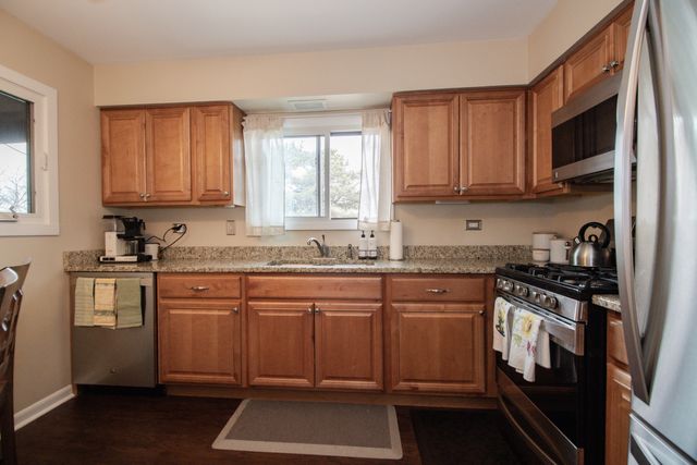107 65th Lake Drive 202, Westmont, IL 60559